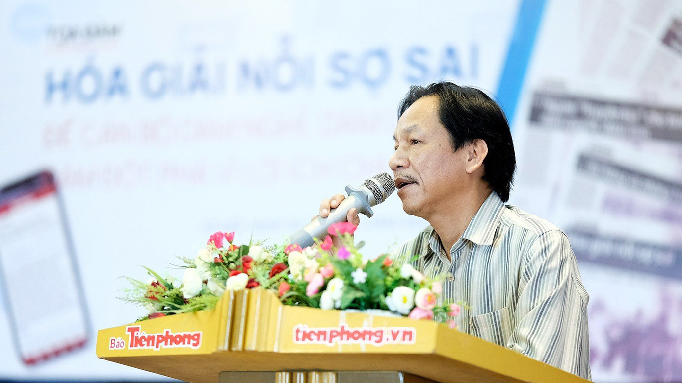 Nhà báo Lê Minh Toản, Phó Tổng Biên tập Báo Tiền Phong phát biểu khai mạc cuộc tọa đàm. Ảnh: Hoàng Mạnh Thắng.