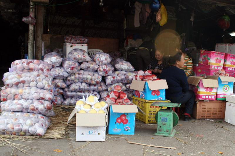 Một phụ nữ đi chợ không giấu diếm: "Sau khi biết thông tin trên báo, nhìn những túi táo đỏ au, căng mọng cô bắt đầu thấy sợ!"