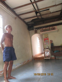 Bố hung thủ đứng giữa căn nhà bị con trai “ngáo đá” nhiều lần đập phá