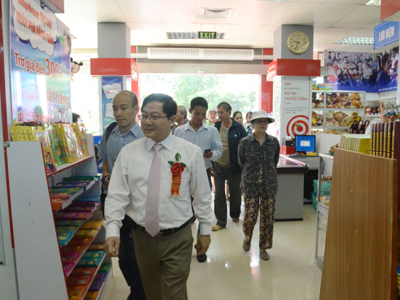 Các vị khách mời vào tham quan nhà sách