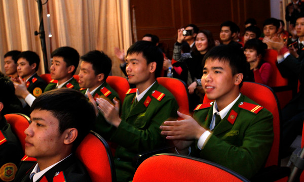 Các đội thi nhận được sự cổ vũ nhiệt tình của khán giả.