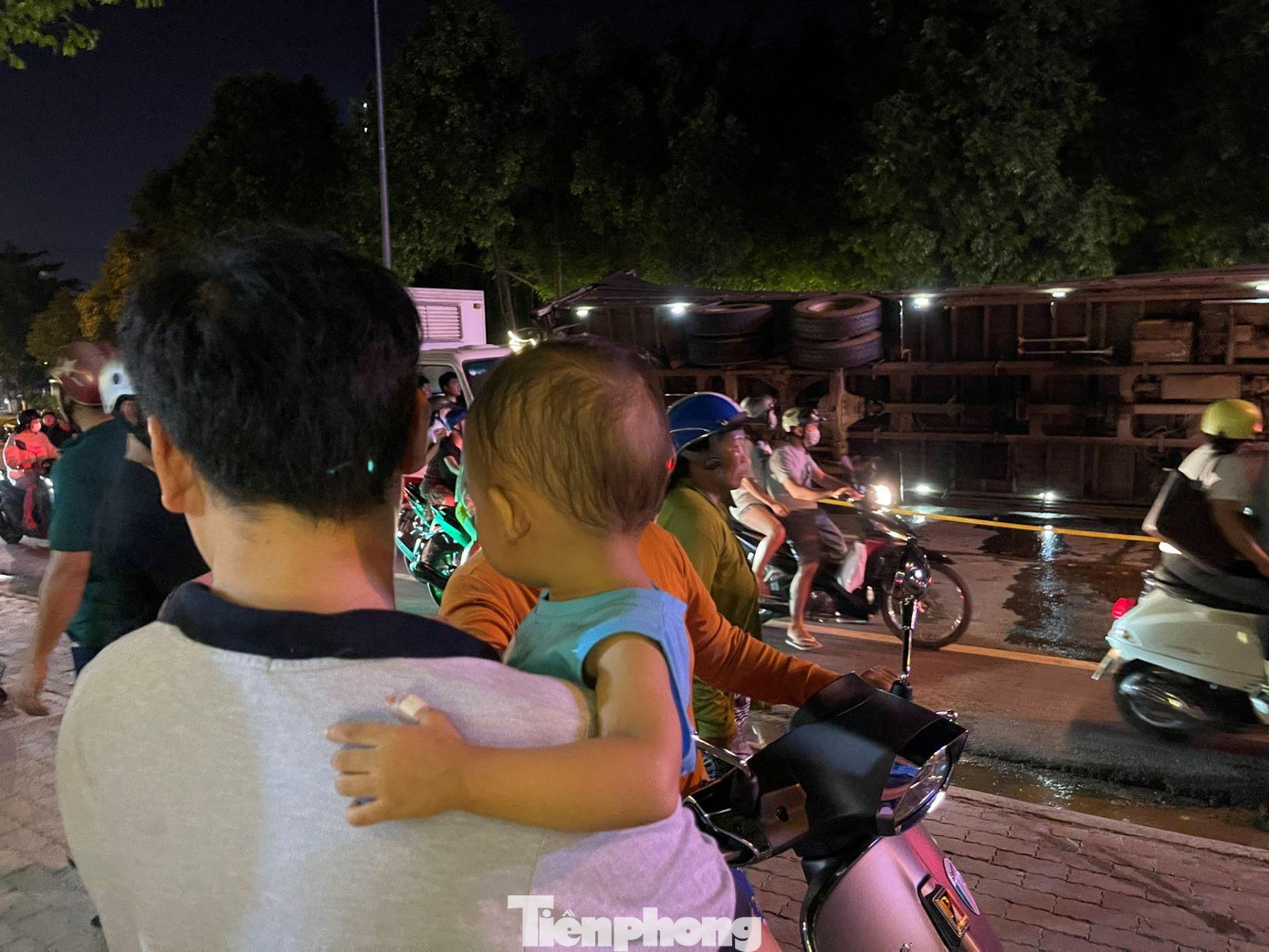 Người cha ôm con nhảy ra hàng ghế sau nên thoát chết