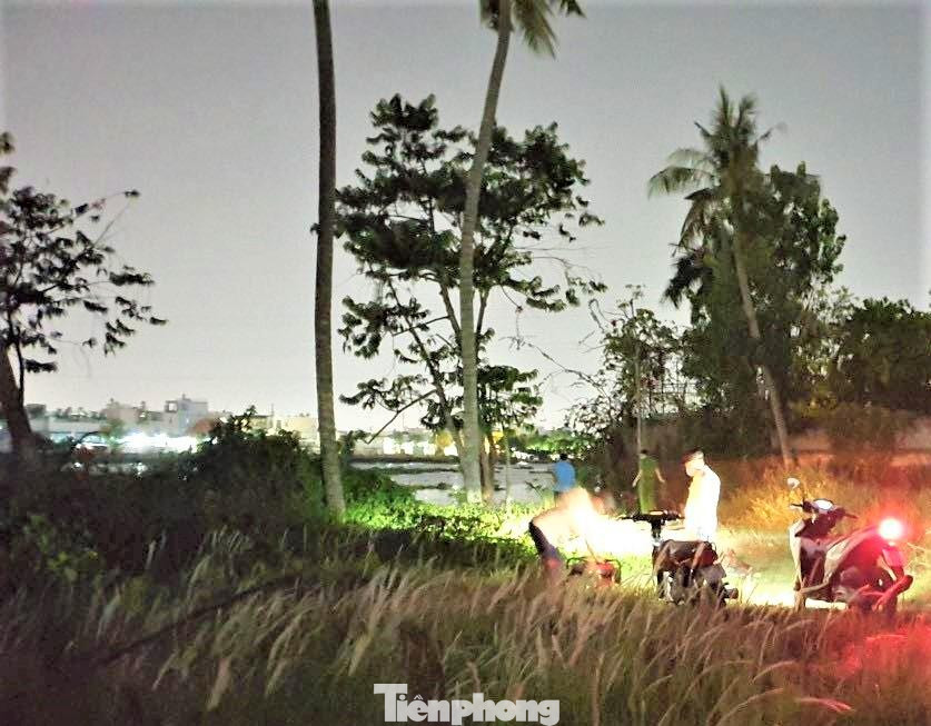 Lực lượng chức năng khám nghiệm hiện trường