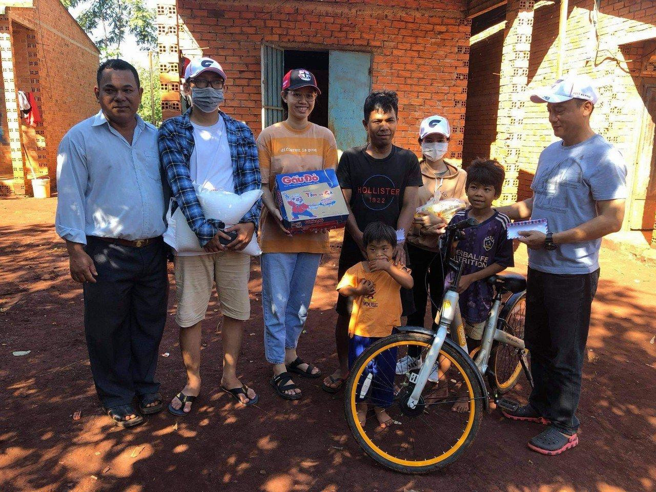 Đoàn đã đến tận nơi ở của học sinh để tặng quà Đoàn đã đến tận nơi ở của học sinh để tặng quà