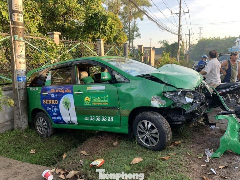 Chiếc xe taxi hư hỏng nặng Chiếc xe taxi hư hỏng nặng