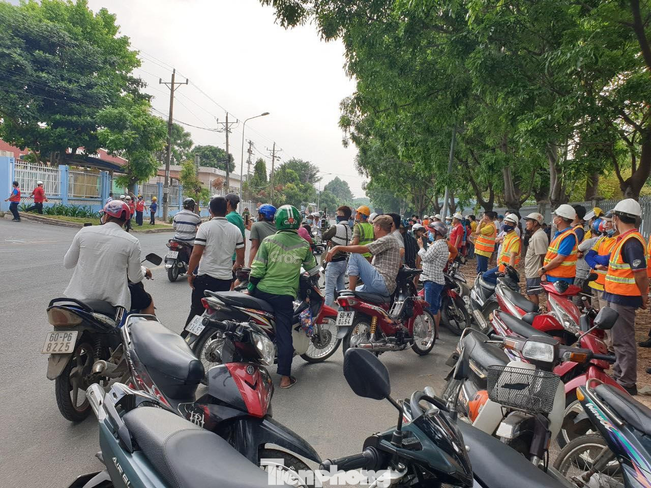 Người dân hiếu kỳ đứng theo dõi vụ hỏa hoạn Người dân hiếu kỳ đứng theo dõi vụ hỏa hoạn