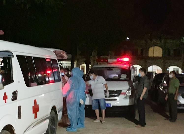 Lực lượng chức năng đưa các đối tượng đi cách ly tập trung Lực lượng chức năng đưa các đối tượng đi cách ly tập trung