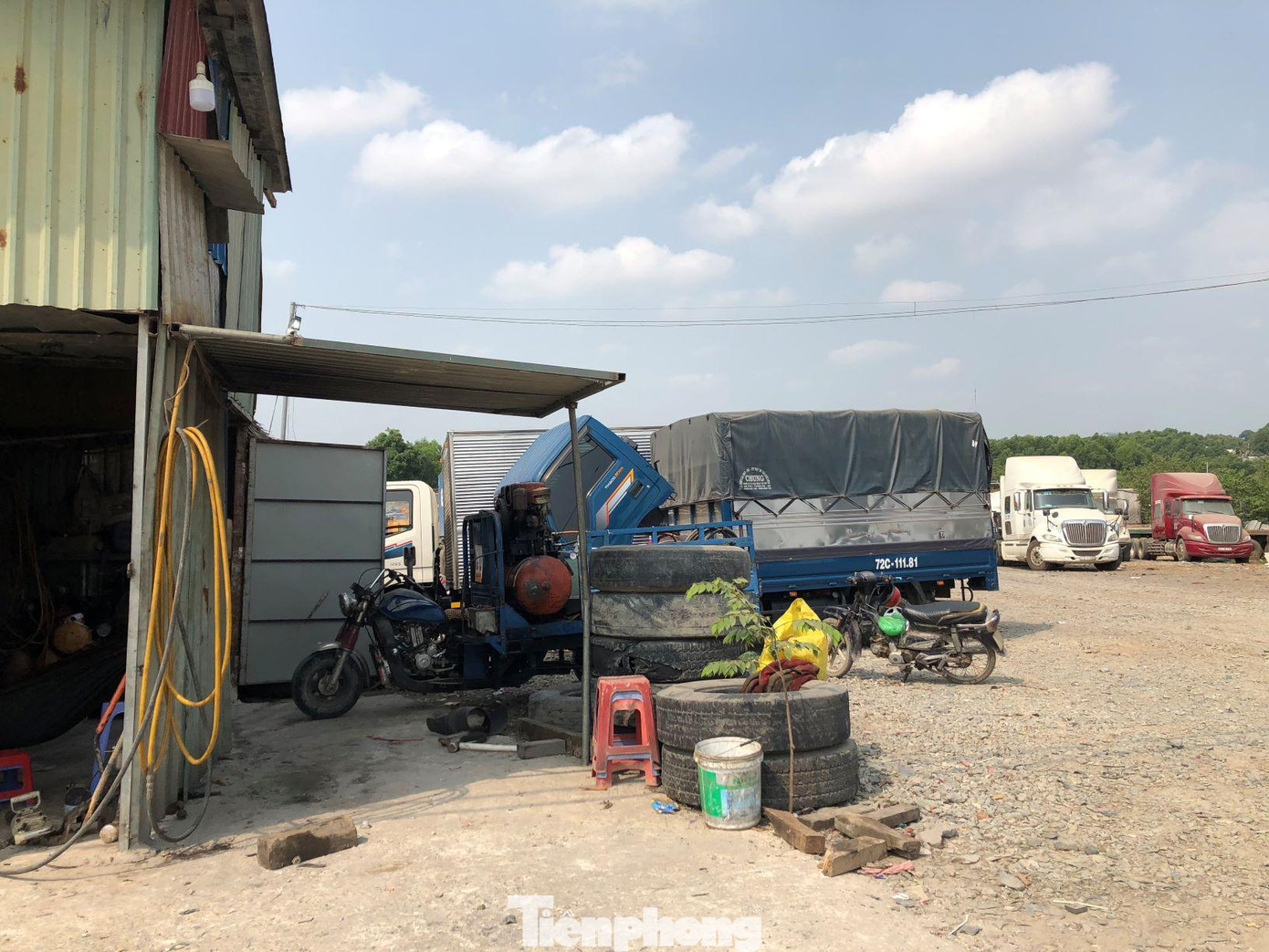 Tại các bãi xe container tự phát luôn xuất hiện điểm vá xe ô tô không phép