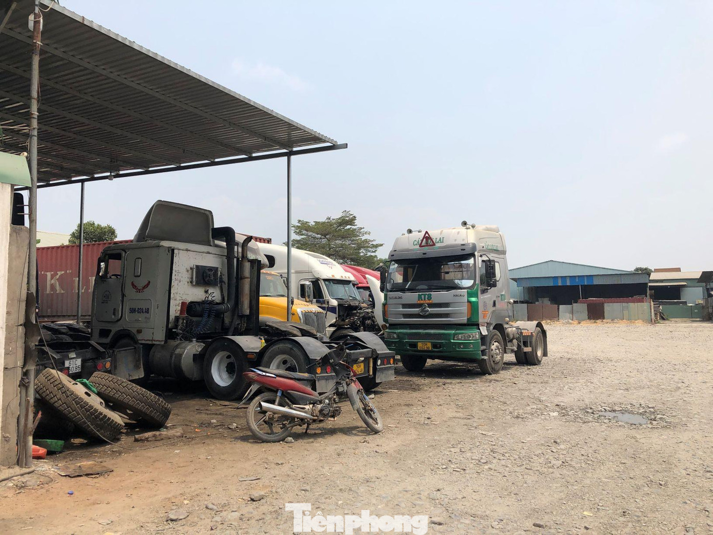 Mỗi lúc trời mua, các bãi container tự phát dọc đường Mỹ Phước Tân Vạn gây sình lầy ô nhiễm