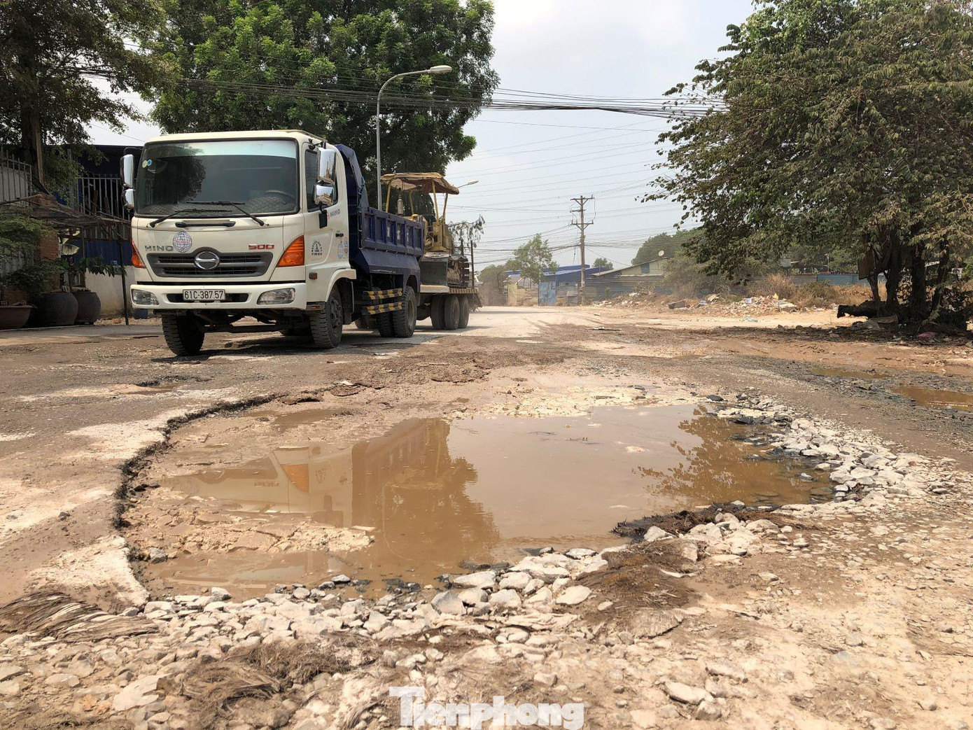 Đường sá bị băm nát do container trọng tải lớn vào các bãi tự phát