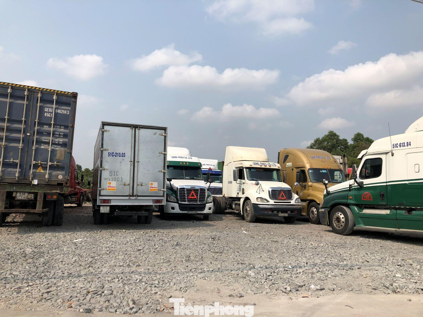 Bãi xe tự phát bên đường Mỹ Phước Tân Vạn thuộc TP Dĩ An