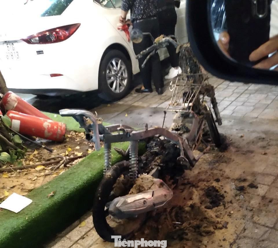 Chiếc xe cháy trơ khung