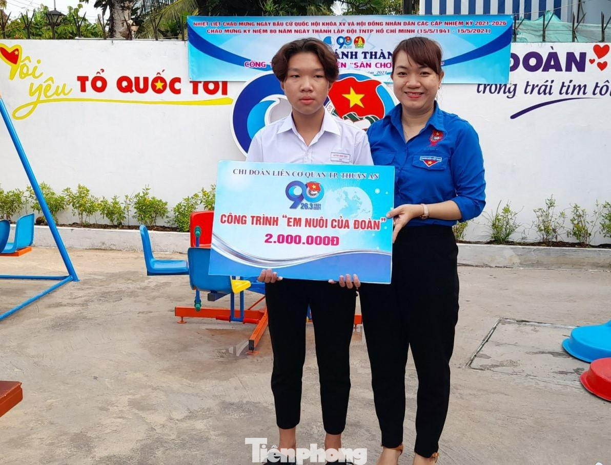 Tặng quà cho học sinh khó khăn trên địa bàn TP Thuận An Tặng quà cho học sinh khó khăn trên địa bàn TP Thuận An