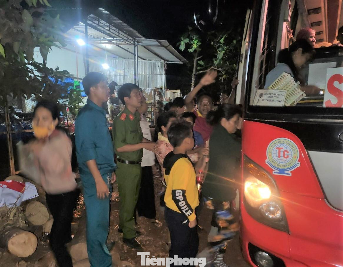 Người đồng bào ở Bình Phước ban ngày thu hoạch điều, ban đêm làm CCCD