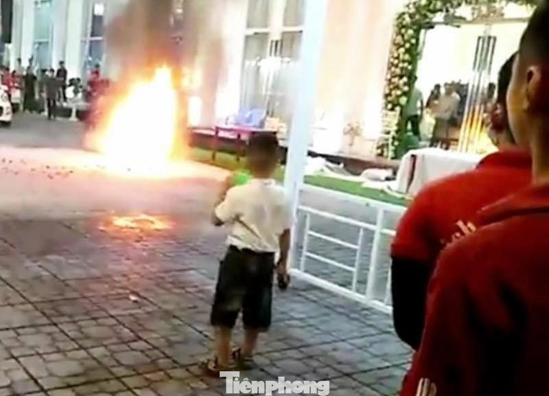 Chiếc xe cháy ngùn ngụt