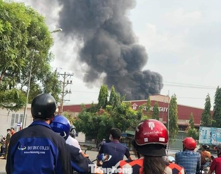 Cột khói cao hàng chục mét Cột khói cao hàng chục mét