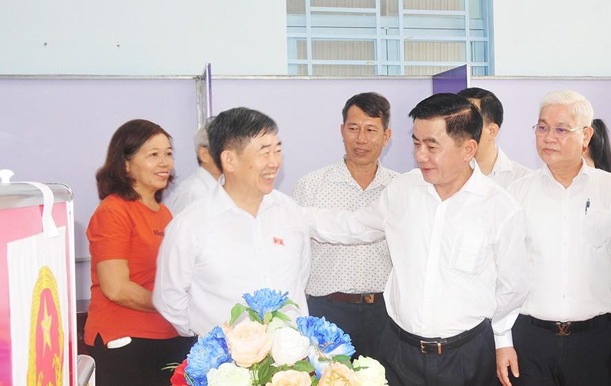 Ông Trần Cẩm Tú kiểm tra tại điểm tổ chức bầu cử ở Bình Phước Ảnh: Văn Đoàn