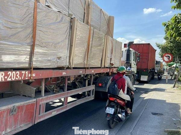 Đường Mỹ Phước Tân Vạn thường xuyên kẹt xe, nguyên nhân một phần do xe ra vào bến bãi