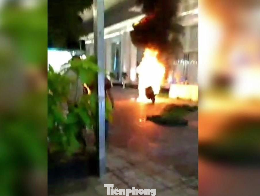 Thực khách sợ hãi bỏ chạy ra ngoài