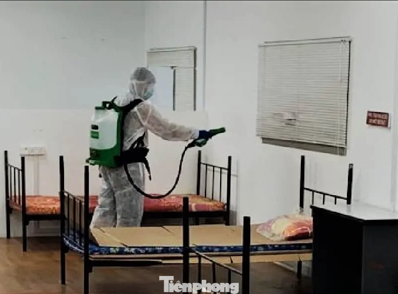 Lực lượng chức năng khử khuẩn tại khu cách ly ở Bình Dương