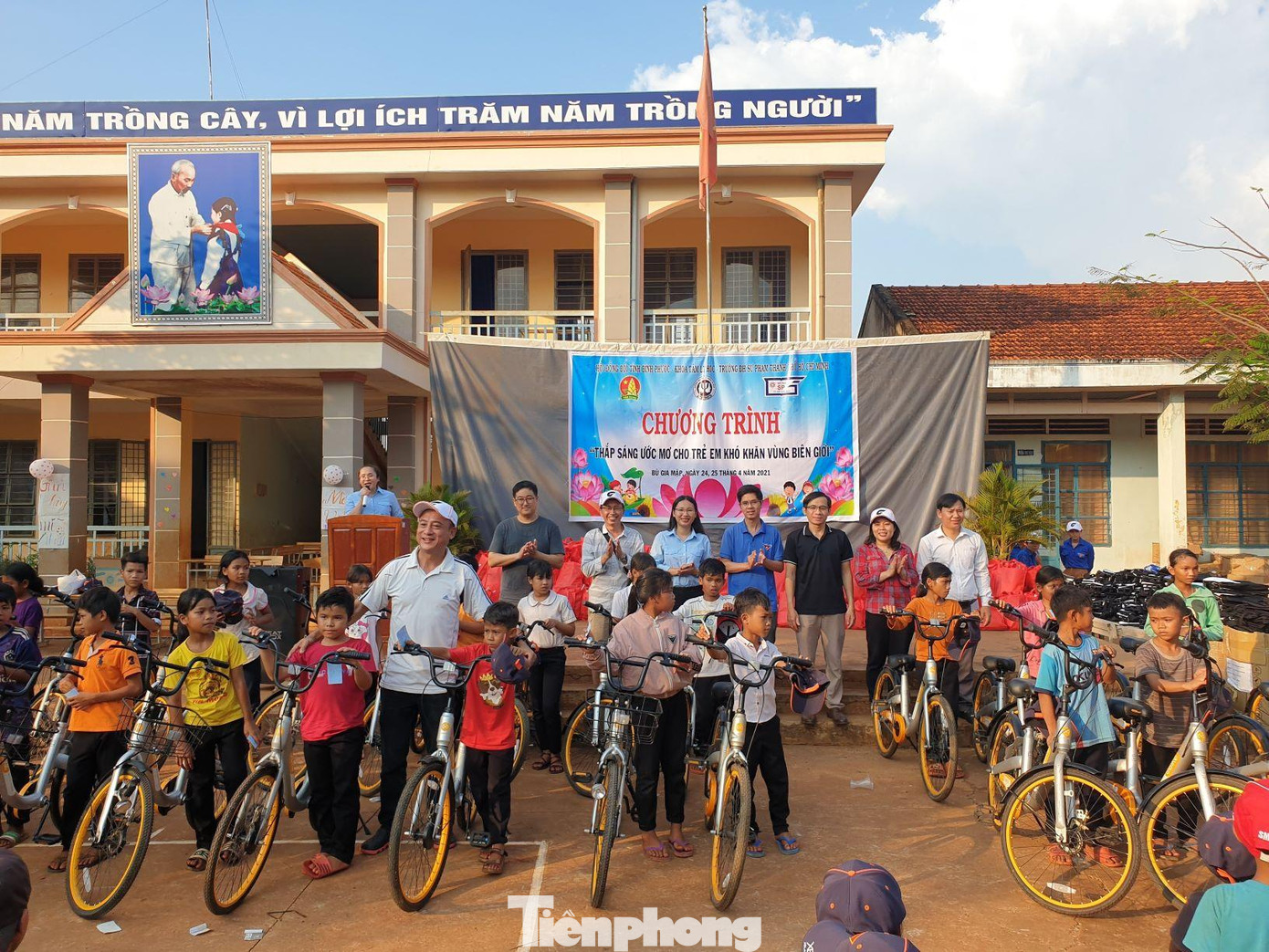 Học sinh vùng biên giới được tặng xe đạp Học sinh vùng biên giới được tặng xe đạp