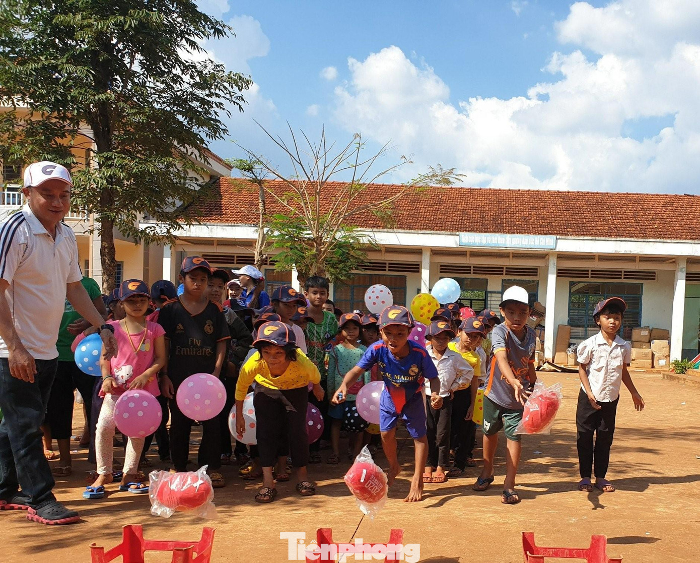 Học sinh dân tộc thiểu số được tặng quà nhân kỷ niệm 80 năm ngày thành lập Đội TNTP Hồ Chí Minh Học sinh dân tộc thiểu số được tặng quà nhân kỷ niệm 80 năm ngày thành lập Đội TNTP Hồ Chí Minh