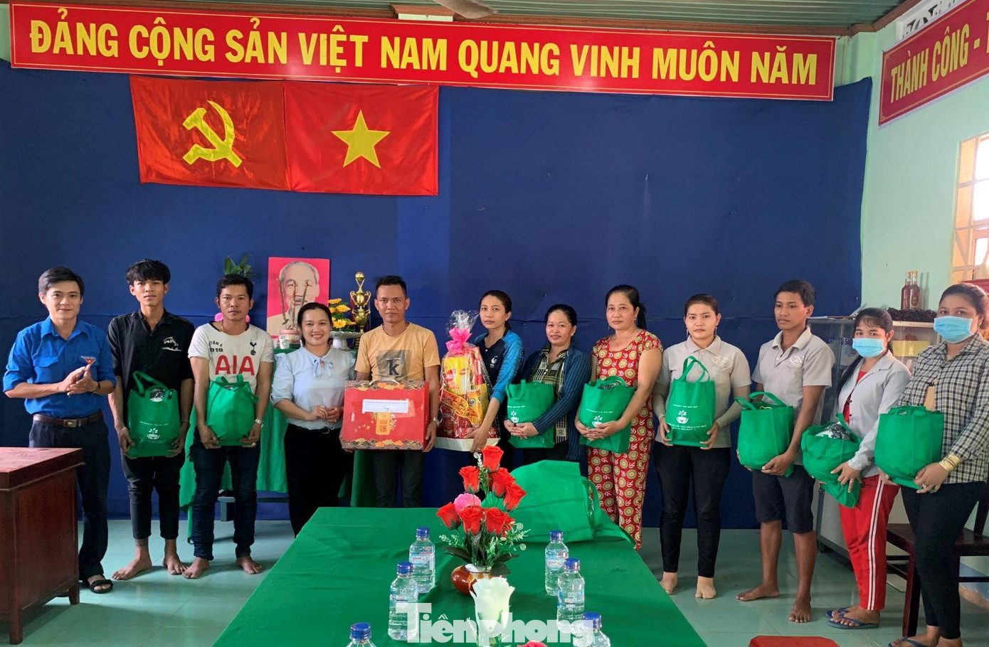 Tặng quà cho đồng bào dân tộc Khmer nhân dịp Tết cổ truyền Chôl Chnăm Thmây Tặng quà cho đồng bào dân tộc Khmer nhân dịp Tết cổ truyền Chôl Chnăm Thmây