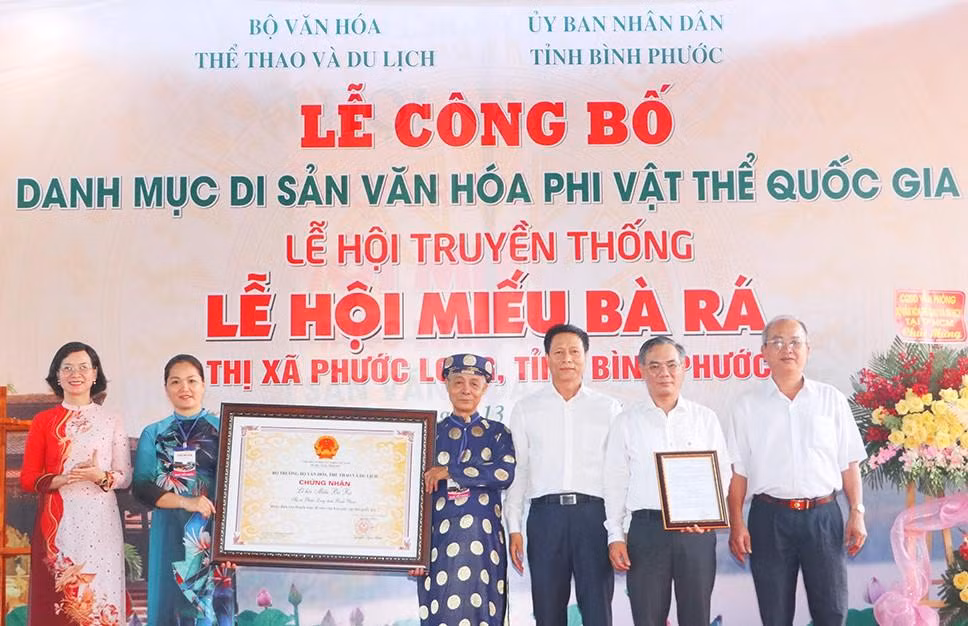 Trao chứng nhận di sản văn hóa phi vật thể lễ hội Bá Rá ở Bình Phước