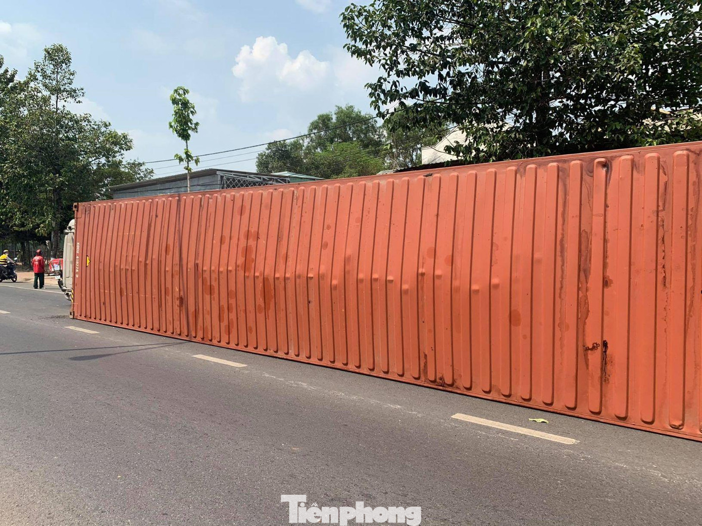 Trên thùng container chở đầy hàng