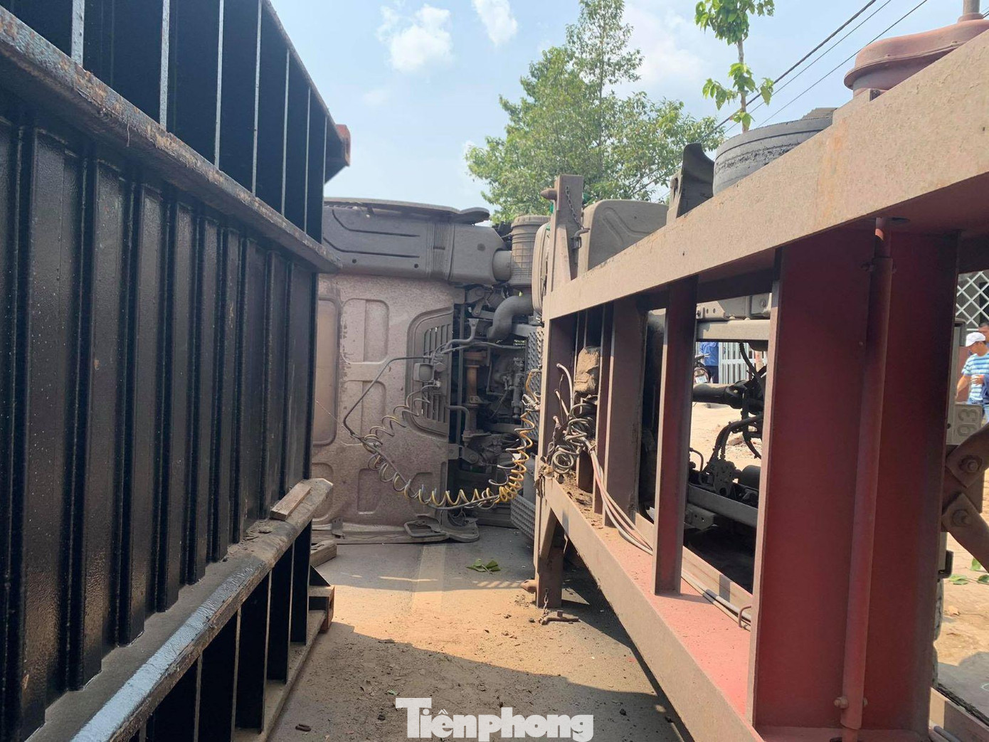 Thùng container văng ra khỏi khung