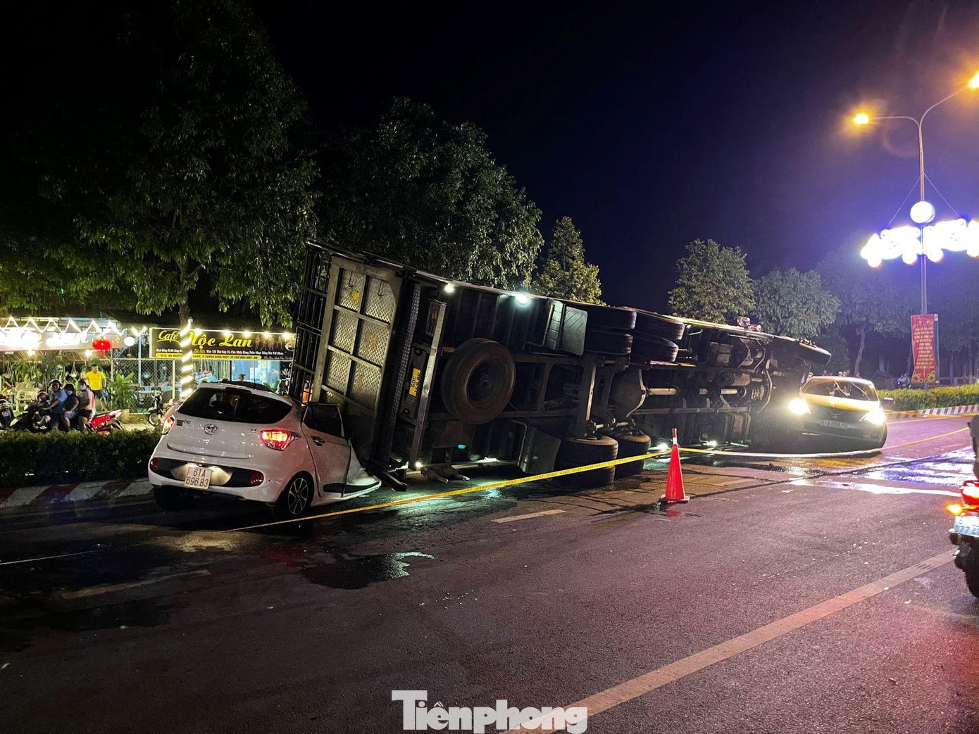 Chiếc xe du lịch bị đè bẹp