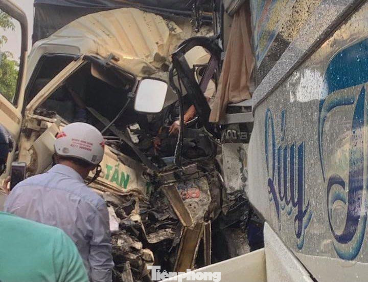Xe khách đối đầu xe tải khiến tài xế tử vong