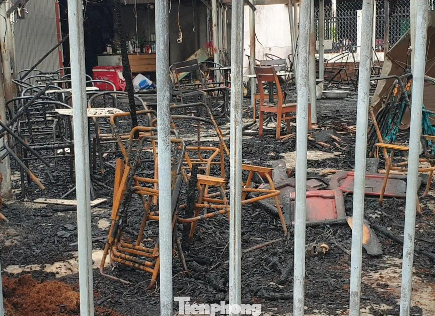 Các vật dụng bên trong quán cà phê bị thiêu rụi