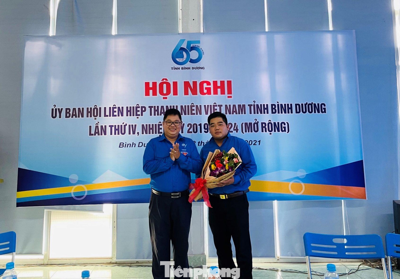 Anh Thái Kiến Thuận - Phó Chủ tịch Thường trực tặng hoa chúc mừng anh Nguyễn Thành Lâm - Tân Phó Chủ tịch Hội LHTN tỉnh khóa VII, nhiệm kỳ 2019 - 2024