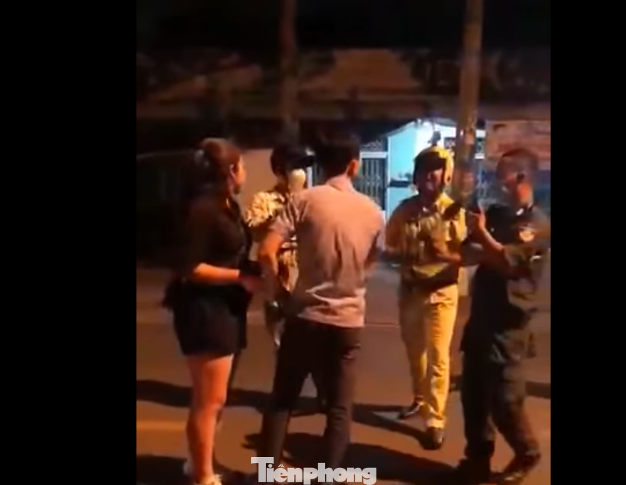 Đ. có hành vi cản trở khi bị dừng xe kiểm tra