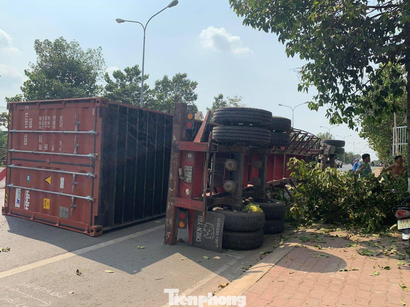 Container lật ngang giữa đường