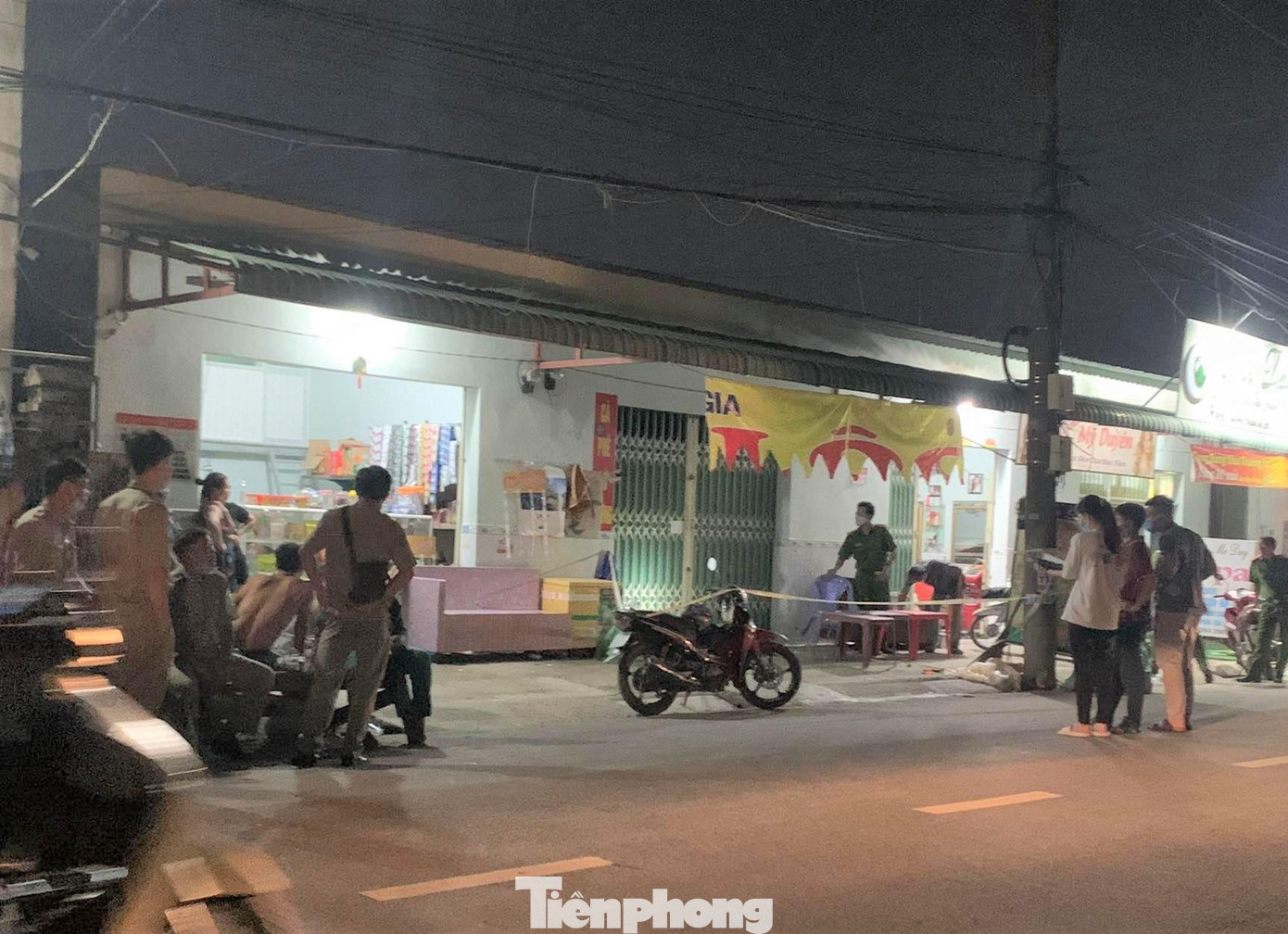 Công an khám nghiệm hiện trường