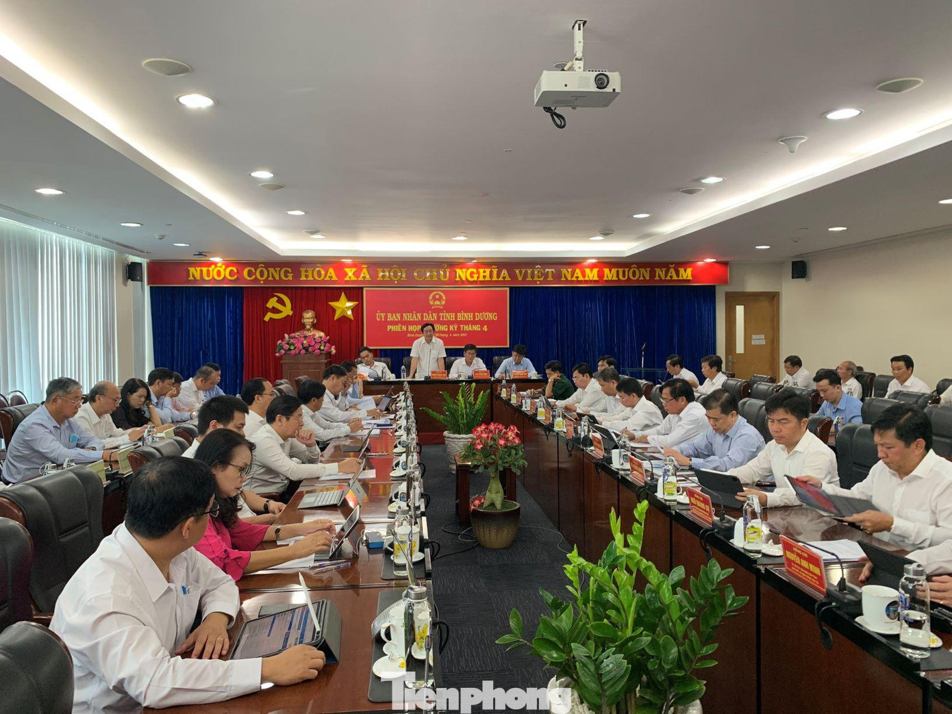 Ông Nguyễn Hoàng Thao, Chủ tịch UBND tỉnh Bình Dương phát biểu tại cuộc họp bàn về vấn đề giao thông Ông Nguyễn Hoàng Thao, Chủ tịch UBND tỉnh Bình Dương phát biểu tại cuộc họp bàn về vấn đề giao thông