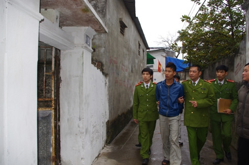 Cơ quan CSĐT dẫn giải tên Trung tới địa điểm gây án