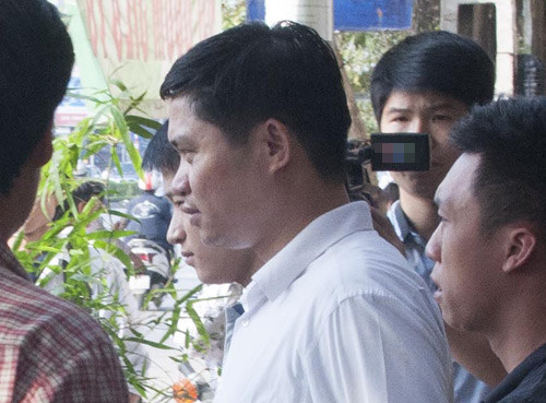 Chiều 22/10, ông Nguyễn Mạnh Tường (40 tuổi) - chủ cơ sở thẩm mỹ viện Cát Tường bị bắt khẩn cấp. Tại đây ông này đã thừa nhận tội ác gây chết người, ném xác xuống sông của mình. Chiều 22/10, ông Nguyễn Mạnh Tường (40 tuổi) - chủ cơ sở thẩm mỹ viện Cát Tường bị bắt khẩn cấp. Tại đây ông này đã thừa nhận tội ác gây chết người, ném xác xuống sông của mình