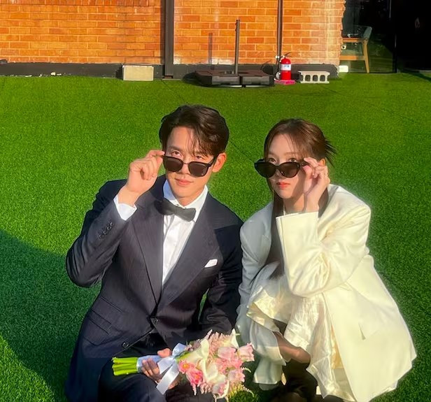 Bức ảnh cưới hậu trường của cả hai trước đó cũng gây 'sốt' với cộng đồng mạng. Bức ảnh cưới hậu trường của cả hai trước đó cũng gây 'sốt' với cộng đồng mạng.