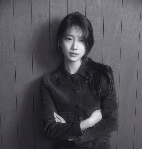 Đĩa đơn kỹ thuật số Come back là sự trở lại của Suzy sau 2 năm với tư cách là ca sỹ. Bài hát thể hiện sức mạnh bất biến của tình yêu thông qua giọng hát tinh tế của Suzy cùng giai điệu piano và guitar acoustic nhẹ nhàng. Suzy không chỉ tham gia vào quá trình sản xuất album mà còn xuất hiện trong MV và thể hiện khả năng diễn xuất nhập tâm của mình. Nữ diễn viên Song Hye Kyo đã ủng hộ sự trở lại của em gái cô, ca sĩ kiêm diễn viên Suzy bằng hashtag "comeback" trên SNS của mình và gắn tag Suzy. Ngoài ra, khán giả cũng rất mong chờ sự tái hợp của Suzy và Kim Woo Bin trong bộ phim hài lãng mạn giả tưởng ra mắt vào quý bốn năm nay, Genie, Make A Wish. Đĩa đơn kỹ thuật số Come back là sự trở lại của Suzy sau 2 năm với tư cách là ca sỹ. Bài hát thể hiện sức mạnh bất biến của tình yêu thông qua giọng hát tinh tế của Suzy cùng giai điệu piano và guitar acoustic nhẹ nhàng. Suzy không chỉ tham gia vào quá trình sản xuất album mà còn xuất hiện trong MV và thể hiện khả năng diễn xuất nhập tâm của mình. Nữ diễn viên Song Hye Kyo đã ủng hộ sự trở lại của em gái cô, ca sĩ kiêm diễn viên Suzy bằng hashtag "comeback" trên SNS của mình và gắn tag Suzy. Ngoài ra, khán giả cũng rất mong chờ sự tái hợp của Suzy và Kim Woo Bin trong bộ phim hài lãng mạn giả tưởng ra mắt vào quý bốn năm nay, Genie, Make A Wish.