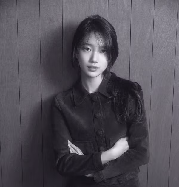 Đĩa đơn kỹ thuật số Come back là sự trở lại của Suzy sau 2 năm với tư cách là ca sỹ. Bài hát thể hiện sức mạnh bất biến của tình yêu thông qua giọng hát tinh tế của Suzy cùng giai điệu piano và guitar acoustic nhẹ nhàng. Suzy không chỉ tham gia vào quá trình sản xuất album mà còn xuất hiện trong MV và thể hiện khả năng diễn xuất nhập tâm của mình. Nữ diễn viên Song Hye Kyo đã ủng hộ sự trở lại của em gái cô, ca sĩ kiêm diễn viên Suzy bằng hashtag "comeback" trên SNS của mình và gắn tag Suzy. Ngoài ra, khán giả cũng rất mong chờ sự tái hợp của Suzy và Kim Woo Bin trong bộ phim hài lãng mạn giả tưởng ra mắt vào quý bốn năm nay, Genie, Make A Wish.