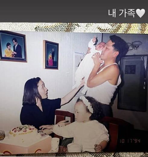 Trước đó vào ngày 26/1, Chae Soo Bin cũng đã đăng một số bức ảnh liên tiếp lên story Instagram của mình kèm theo những cụm từ ngắn như “Gia đình tôi”, “Chúng ta đang làm gì vậy?”, và cộng đồng mạng đã hiểu được nguồn gốc vẻ đẹp tự nhiên của Chae Soo Bin đến từ đâu bởi qua bức ảnh kỷ niệm có thể thấy cả bố mẹ và chị gái cô đều sở hữu ngoại hình nổi bật, thu hút sự chú ý. Trước đó vào ngày 26/1, Chae Soo Bin cũng đã đăng một số bức ảnh liên tiếp lên story Instagram của mình kèm theo những cụm từ ngắn như “Gia đình tôi”, “Chúng ta đang làm gì vậy?”, và cộng đồng mạng đã hiểu được nguồn gốc vẻ đẹp tự nhiên của Chae Soo Bin đến từ đâu bởi qua bức ảnh kỷ niệm có thể thấy cả bố mẹ và chị gái cô đều sở hữu ngoại hình nổi bật, thu hút sự chú ý.