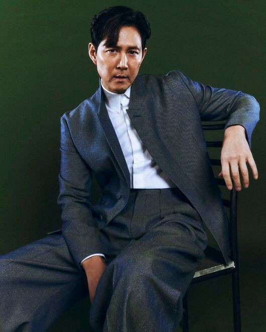 Kể từ mùa 1 của Squid Game,vào năm 2021, Lee Jung Jae đã có một hành trình dài với vai Seong Gi Hun, một vai diễn vẫn tiếp tục trong mùa 3 vừa xong. Squid Game đã trở thành một hiện tượng toàn cầu và là một trong những bộ phim ăn khách nhất của Netflix, mở rộng sự hiện diện của Lee Jung Jae từ diễn viên hàng đầu Hàn Quốc thành ngôi sao quốc tế. Anh cũng đã tạo nên lịch sử khi giành giải Emmy cho &quot;Nam diễn viên chính xuất sắc nhất&quot;.