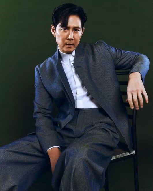 Kể từ mùa 1 của Squid Game,vào năm 2021, Lee Jung Jae đã có một hành trình dài với vai Seong Gi Hun, một vai diễn vẫn tiếp tục trong mùa 3 vừa xong. Squid Game đã trở thành một hiện tượng toàn cầu và là một trong những bộ phim ăn khách nhất của Netflix, mở rộng sự hiện diện của Lee Jung Jae từ diễn viên hàng đầu Hàn Quốc thành ngôi sao quốc tế. Anh cũng đã tạo nên lịch sử khi giành giải Emmy cho "Nam diễn viên chính xuất sắc nhất". Kể từ mùa 1 của Squid Game,vào năm 2021, Lee Jung Jae đã có một hành trình dài với vai Seong Gi Hun, một vai diễn vẫn tiếp tục trong mùa 3 vừa xong. Squid Game đã trở thành một hiện tượng toàn cầu và là một trong những bộ phim ăn khách nhất của Netflix, mở rộng sự hiện diện của Lee Jung Jae từ diễn viên hàng đầu Hàn Quốc thành ngôi sao quốc tế. Anh cũng đã tạo nên lịch sử khi giành giải Emmy cho "Nam diễn viên chính xuất sắc nhất".