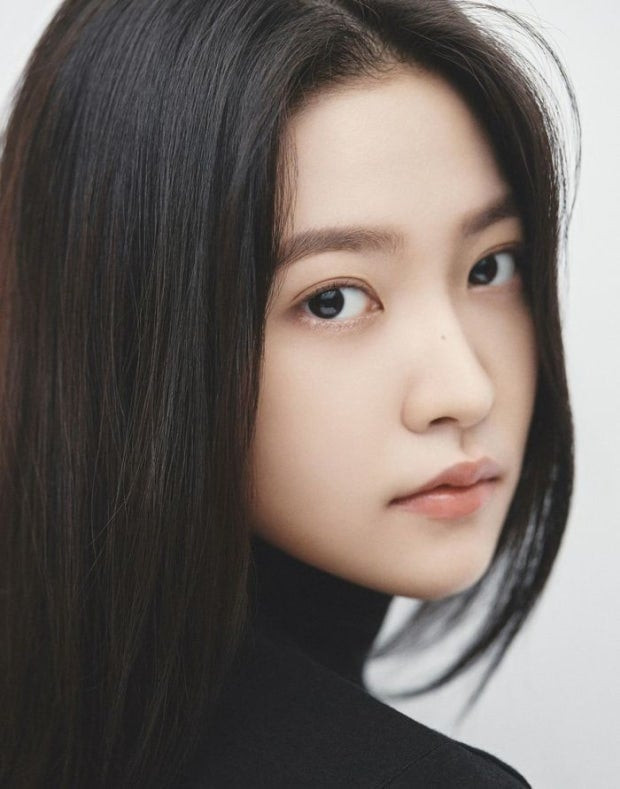 Yeri, thành viên trẻ tuổi nhất gia nhập Red Velvet vào năm 2015, với mini-album đầu tay Ice Cream Cake. Yeri đã phát hành các bài hát solo như Dear Diary và It's You. Ngoài ra, nữ ca sĩ cũng hoạt động với tư cách là một diễn viên, xuất hiện trong các bộ phim truyền hình như Applause và Cheongdam International High School.