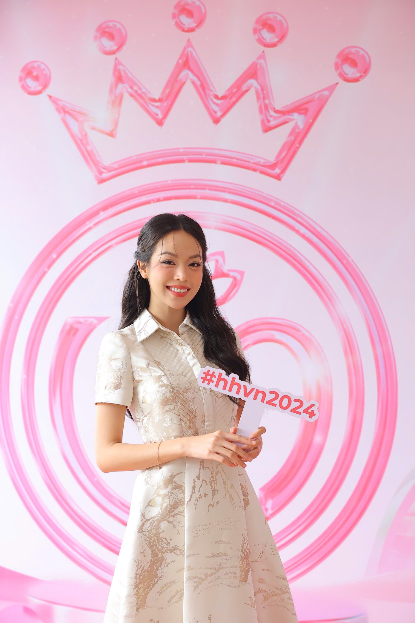 Hoa hậu Việt Nam năm 2022 - Hoa hậu Quốc tế năm 2024 Huỳnh Thị Thanh Thủy: "Tôi kỳ vọng người kế nhiệm cống hiến cho đất nước, thực hiện sứ mệnh cộng đồng để giữ gìn uy tín cuộc thi, chinh phục lòng mến mộ của khán giả cả nước”. Với cương vị đương kim Hoa hậu Việt Nam 2022, Thanh Thủy có rất nhiều chia sẻ quý báu muốn gửi đến các đàn em sinh viên trong trường, vì 'nàng Hậu' đã nhận được quá nhiều điều tuyệt vời, cuộc sống thêm phần ý nghĩa khi trở thành Hoa hậu Việt Nam. Hoa hậu Việt Nam năm 2022 - Hoa hậu Quốc tế năm 2024 Huỳnh Thị Thanh Thủy: "Tôi kỳ vọng người kế nhiệm cống hiến cho đất nước, thực hiện sứ mệnh cộng đồng để giữ gìn uy tín cuộc thi, chinh phục lòng mến mộ của khán giả cả nước”. Với cương vị đương kim Hoa hậu Việt Nam 2022, Thanh Thủy có rất nhiều chia sẻ quý báu muốn gửi đến các đàn em sinh viên trong trường, vì 'nàng Hậu' đã nhận được quá nhiều điều tuyệt vời, cuộc sống thêm phần ý nghĩa khi trở thành Hoa hậu Việt Nam.