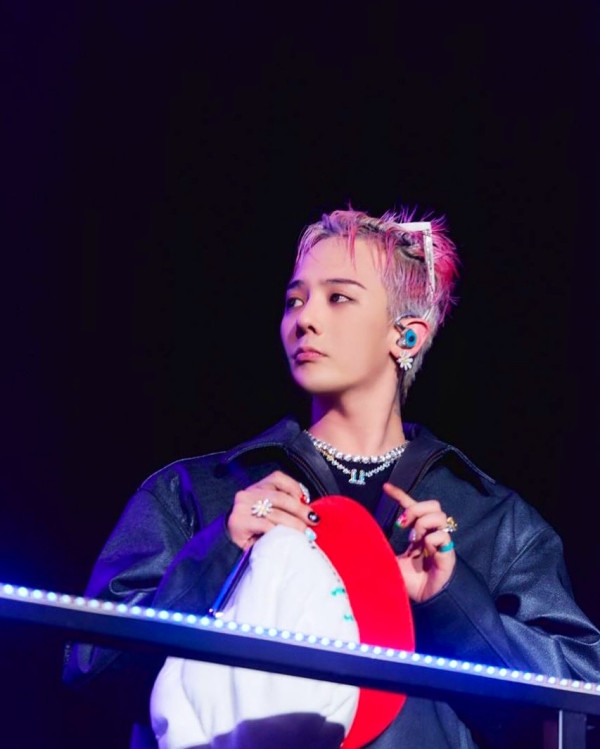 G-Dragon đã giành vị trí đầu tiên trong cuộc bình chọn hạng mục Rap/Hip-Hop D-trend, với 65.627 phiếu bầu. Mặc dù đã tạm dừng hoạt động trong thời gian dài, anh ấy một lần nữa chứng minh được lượng người hâm mộ đông đảo và sức ảnh hưởng toàn cầu của mình, chứng minh vị thế như một 'huyền thoại'. Các màn trình diễn của G-Dragon trong chuyến lưu diễn vòng quanh thế giới Übermensch đang thu hút sự chú ý của người hâm mộ trên toàn thế giới và vị trí số 1 của anh trên Dishtrend là minh chứng cho sự quan tâm đó. G-Dragon đã giành vị trí đầu tiên trong cuộc bình chọn hạng mục Rap/Hip-Hop D-trend, với 65.627 phiếu bầu. Mặc dù đã tạm dừng hoạt động trong thời gian dài, anh ấy một lần nữa chứng minh được lượng người hâm mộ đông đảo và sức ảnh hưởng toàn cầu của mình, chứng minh vị thế như một 'huyền thoại'. Các màn trình diễn của G-Dragon trong chuyến lưu diễn vòng quanh thế giới Übermensch đang thu hút sự chú ý của người hâm mộ trên toàn thế giới và vị trí số 1 của anh trên Dishtrend là minh chứng cho sự quan tâm đó.