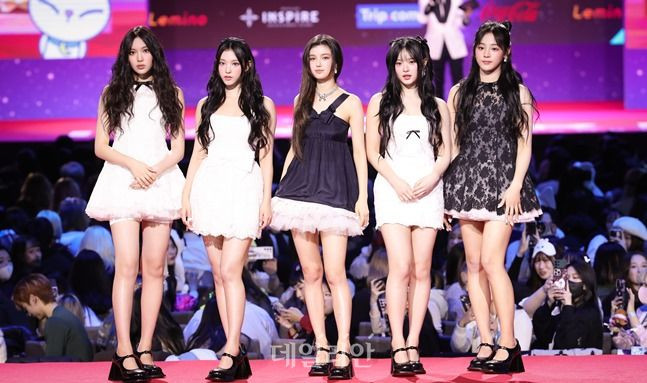 Bố mẹ của các thành viên nhóm New Jeans (NJZ) tiết lộ thông qua tài khoản SNS của họ để bảo vệ các thành viên rằng: "Hanni đã được cấp thị thực mới vào ngày 11/2 theo đúng thủ tục". Cha mẹ cô giải thích rằng, họ chia sẻ tin tức về việc cấp thị thực cho Hanni để đính chính những bài báo suy đoán và thông tin sai lệch đang lan truyền về tình trạng cư trú của cô. Tuy nhiên, loại thị thực mới mà Hanni nhận không được tiết lộ. Vì lý do này, một số người đưa ra khả năng Hanni có thể đã nhận được thị thực G-1, cho phép tạm thời lưu trú tại đất nước này, thay vì thị thực E-6 mà cơ quan chủ quản ADOR phải nộp đơn xin".